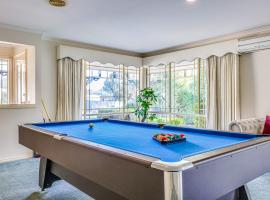 StayAU Family Retreat with Pool Table in Cranbourne，位于克兰伯恩的酒店