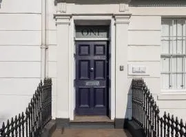 Stylish 5-Bed Townhouse in Prime Leamington Spa