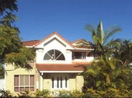 Air conditioned Floral Youth Backpacker and Holiday House