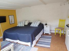 Rum f&ouml;r tv&aring; - centralt i Borgholm，位于博里霍尔姆的带停车场的酒店