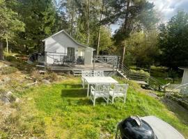 Cozy Guesthouse with Terrace, BBQ & Lake Access，位于斯德哥尔摩的酒店