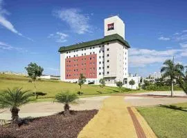 隆德里纳宜必思酒店