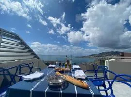 Suite avec 2 chambres d'hôtes pour 1 à 4 personnes avec vue mer, terrasse, parking privé, proche port et aéroport, petit déjeuner inclus