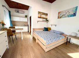 Little park house with car charger，位于斯图帕瓦的酒店