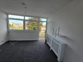 Spacious contractors and tourist apartment with parking & Wifi