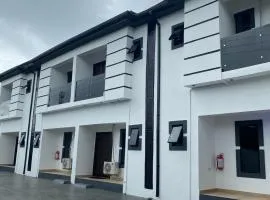 luxury 2BR Duplex near Airport with wifi and free parking