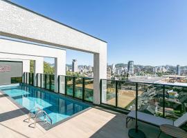 Village Lofts a 5 minutos da Vila Germânica com piscina aquecida no terraço，位于布卢梅瑙的酒店