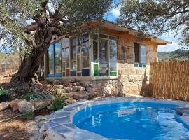 כליל השחר - יחידה זוגית קסומה עם בריכה פרטית，位于Clil的酒店