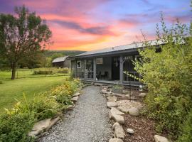 Adventure Basecamp! Cabin near all Attractions!，位于Beaver Dams的酒店