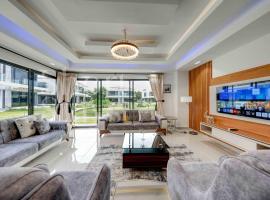 Luxury 2-Bedroom Apartment with Pool & Garden View, Lekki Lakowe Lakes Estate，位于Lakowe的酒店