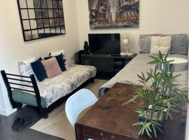 Modern flat in Egham by Royal Holloway University Royal Ascot and Windsor near Heathrow Airport，位于埃格姆的酒店