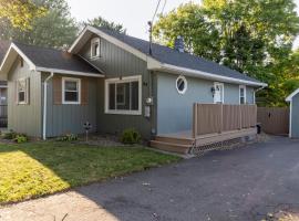 Seabreeze Lakeside Getaway，位于Irondequoit的酒店