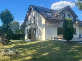 Willa Zamorska z bezpłatnym dostępem do basenu w Spa，位于罗兹的酒店