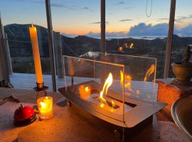 Cabin with stunning views and outdoor jacuzzie，位于Leset的酒店