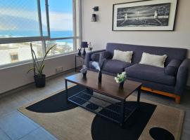 Acogedor y Hermoso Depto de 1D a Pasos Del Mar Con Estacionamiento Techado，位于伊基克的带泳池的酒店