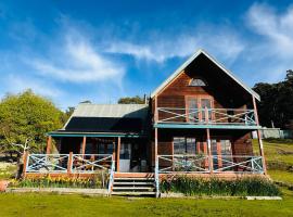 Snug Views，位于Snug的酒店