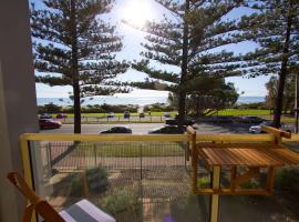 Beachfront self contained upstairs apartment，位于撒马佛的酒店