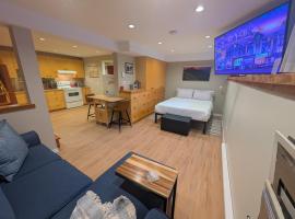 Fresh Studio Apartment in Central Rossland，位于罗斯兰的酒店