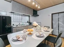 犬山口駅10分 80インチ映画館有 無料駐車場 ベッド6台 ソファベッド1台 83平米 最大10名宿泊可