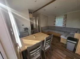 Chalet Meerwijck mit Terrasse am Wasser mit Strand und Schwimmbad