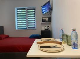 Garsonieră stil hotel 2，位于斯拉蒂纳的带停车场的酒店