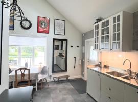 Independent private guest house 20 minutes from Stockholm city，位于丹德吕德的酒店
