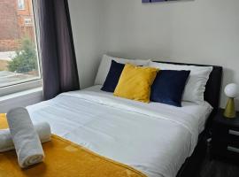 Ensuite Double Room with Private Kitchen Dudley，位于达德利的酒店