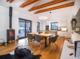 Modern Nature Retreat w Pool, PS5 & Hot Tube，位于萨扎瓦的酒店