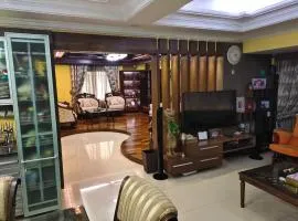 Luxurious Apartment at city heart near Airport
