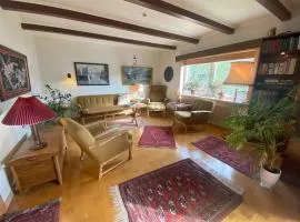 Charming Retreat with Stunning Views for 9 Guests