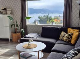 Charming family house with beautiful views!，位于Askøy的酒店