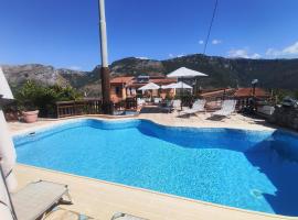 Vicky's B&B by V，位于Papasidero的带泳池的酒店