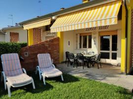 Bright villa in Caorle with private garden，位于卡奥莱的酒店