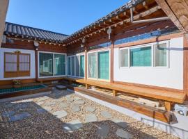 Andong Hanok Stay Traditonal House 안동별장，位于Andong-yŏk的酒店