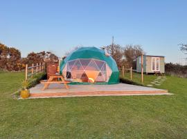 Sunset Ridge - Luxury Geodesic Dome set in the beautiful countryside，位于Porkellis的酒店