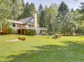 23 Mi to Mohican SP: Group-Ready Lodge w/ Hot Tub