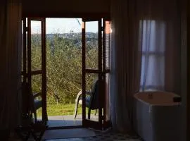 Suítes Celeste, Charme no Vale dos Vinhedos com Banheira e Café da Manhã Colonial Incluso