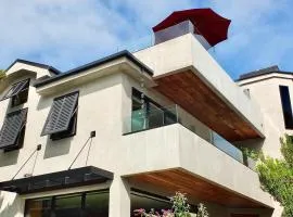 Naples Luxury Retreat - 2 BDR Walk to Beach Dining & Shops