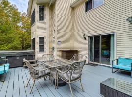 Fire Pit and Hot Tub Peaceful Poconos Farms Getaway，位于托比汉纳的海滩酒店