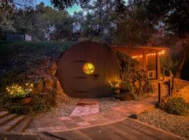 Myrinn-Hobbit Cottage on the Creek Storybook Stay