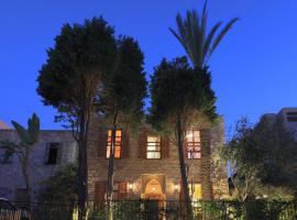 Dar Asmat Batroun Charming 3-Bedroom Stone Home Steps from Old Town & Beach，位于拜特龙的酒店