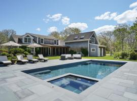 Secluded Chilmark Estate Pool & Pvt Quansoo Beach，位于West Tisbury的酒店