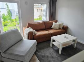 Modern City Apartment with garden and view，位于莫尔德的酒店