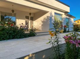 JazzFarm GuestHouse，位于Bîrnova的酒店