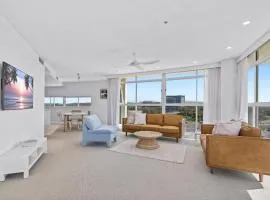 Stylish 3 Bedroom Apartment with Pool, Sauna & Gym