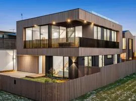 Colite Luxury Barwon Heads Sleeps 8 Rooftop deck 2 minute walk to the main shops river and parks