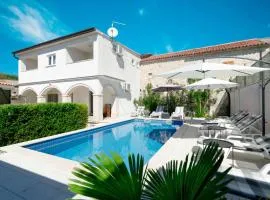 Villa Martin - Countryside Retreat with Pool & Pavilion