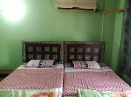 Usmania hotel rooms，位于Kot Mergulla的酒店