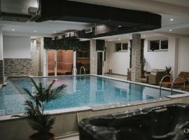 Hotel Central Vla&scaron;ić，位于弗拉西克的带停车场的酒店