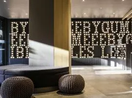 利兹市中心竞技场宜必思尚品酒店